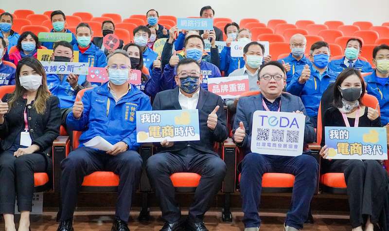 台灣電商協會理事長曾昭維(右2)與新竹市議長許修睿(中)合力推動大新竹電商發展藍圖。(圖/台灣電商發展協會提供) 台灣電商協會理事長曾昭維(右2)與新竹市議長許修睿(中)合力推動大新竹電商發展藍圖。(圖/台灣電商發展協會提供)