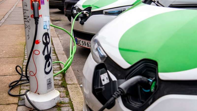 在許多城市,可以見到越來越多的電動車充電樁出現。(圖/BBC提供) 在許多城市,可以見到越來越多的電動車充電樁出現。(圖/BBC提供)