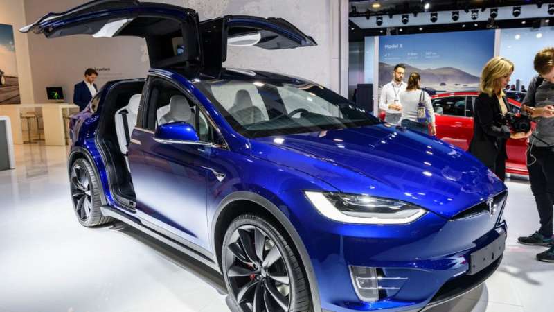 一台特斯拉Model X 90D車在布魯塞爾一個貿易展上展出。（圖/BBC提供）