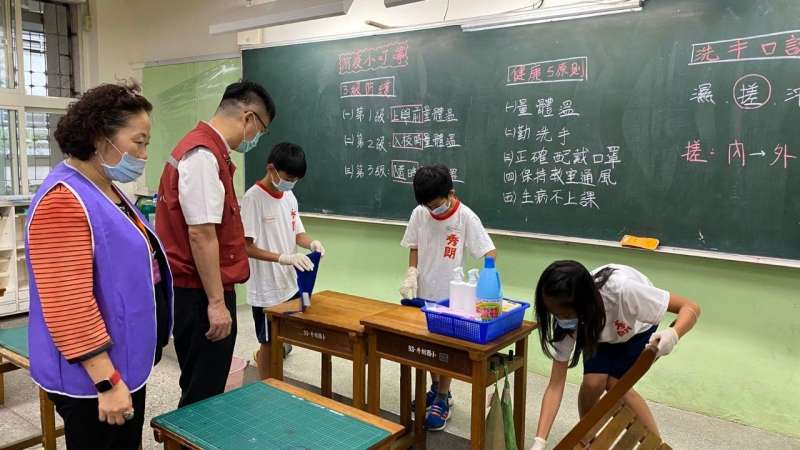 新北各學校、運動中心、補習班、安親班(課照中心)、幼兒園,即日起加強清潔消毒等防疫措施。(圖/新北市教育局提供) 新北各學校、運動中心、補習班、安親班(課照中心)、幼兒園,即日起加強清潔消毒等防疫措施。(圖/新北市教育局提供)