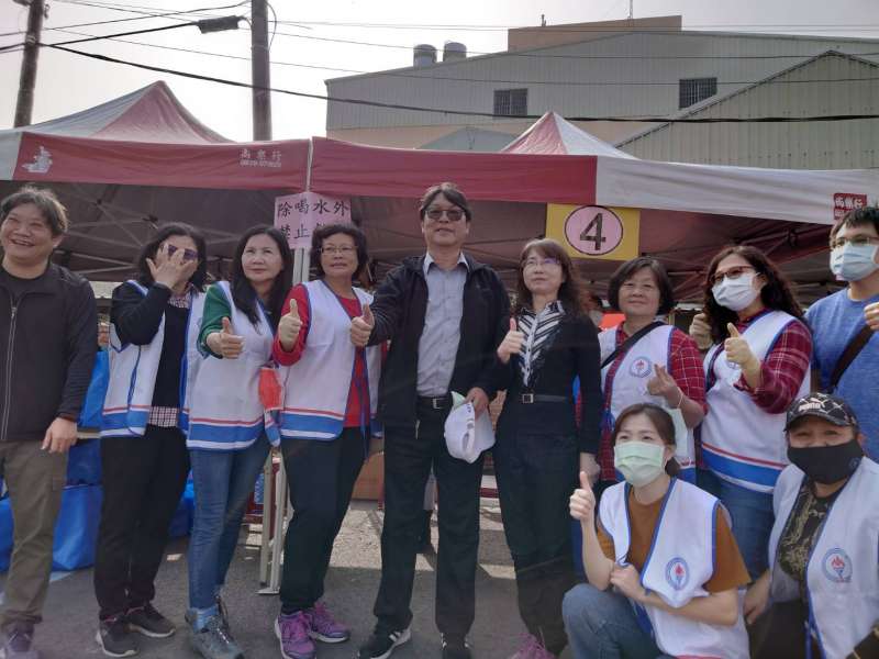 中油公司不僅提供魚罐頭、泡麵等豐盛多元的民生物資,更是動員人力到場參與活動,胡漢鯤(左五)與到場員工合影。(圖/徐炳文攝) 中油公司不僅提供魚罐頭、泡麵等豐盛多元的民生物資,更是動員人力到場參與活動,胡漢鯤(左五)與到場員工合影。(圖/徐炳文攝)