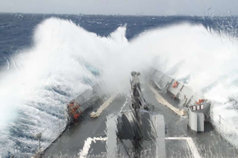 20210129-海軍司令部發布軍艦無懼惡劣海象航行的畫面，展現海軍乘風破浪衛海疆的決心。（取自中華民國海軍臉書）