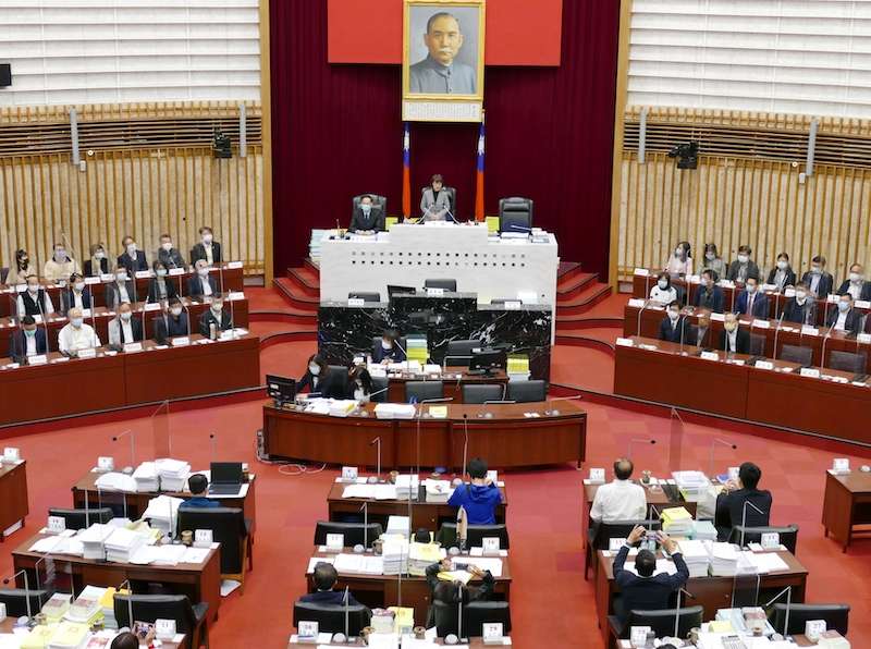 議長曾麗燕感謝議員監督市政及為市民荷包把關的努力,也向市長陳其邁與市府團隊配合出席大會及備詢,表達謝意。(圖/高雄市議會提供) 議長曾麗燕感謝議員監督市政及為市民荷包把關的努力,也向市長陳其邁與市府團隊配合出席大會及備詢,表達謝意。(圖/高雄市議會提供)