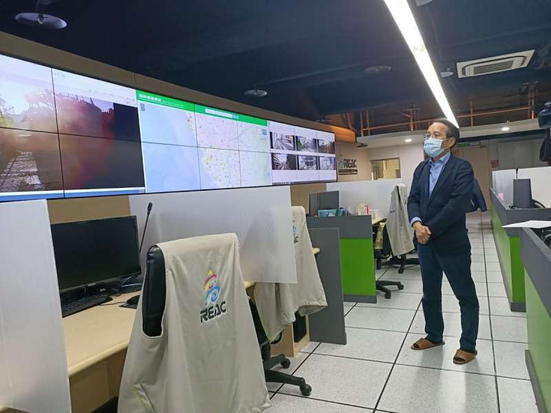 副市長林欽榮特別提前至工務局道路挖掘管理中心聽取簡報,隨後到監控室觀看全市的施工中即時影像。(圖/徐炳文攝) 副市長林欽榮特別提前至工務局道路挖掘管理中心聽取簡報,隨後到監控室觀看全市的施工中即時影像。(圖/徐炳文攝)
