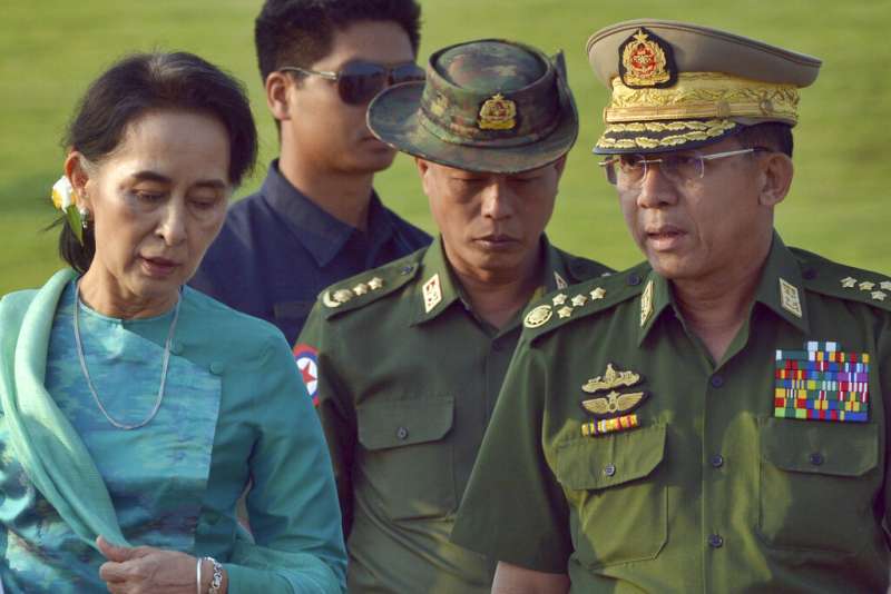 緬甸國務資政翁山蘇姬與國防軍總司令敏昂萊(Min Aung Hlaing,右)。(美聯社) 緬甸國務資政翁山蘇姬與國防軍總司令敏昂萊(Min Aung Hlaing,右)。(美聯社)