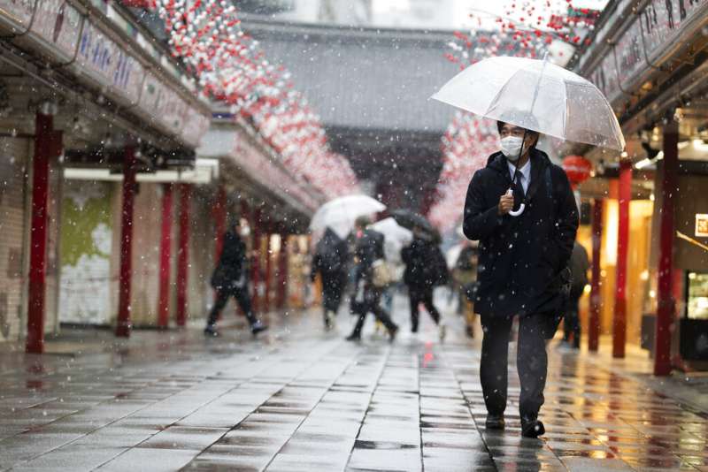 日本東京的雨中即景。（美聯社）