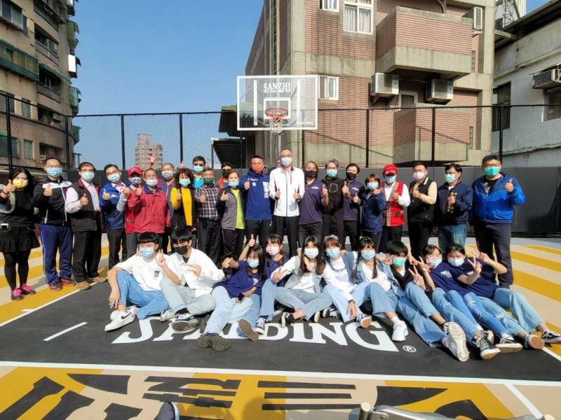 新北副市長謝政達(中)、民政局局長柯慶忠、體育處處長洪玉玲、三芝區區長王立文出席啟用典禮與議員及貴賓合影。(圖/新北市議員陳偉杰提供) 新北副市長謝政達(中)、民政局局長柯慶忠、體育處處長洪玉玲、三芝區區長王立文出席啟用典禮與議員及貴賓合影。(圖/新北市議員陳偉杰提供)