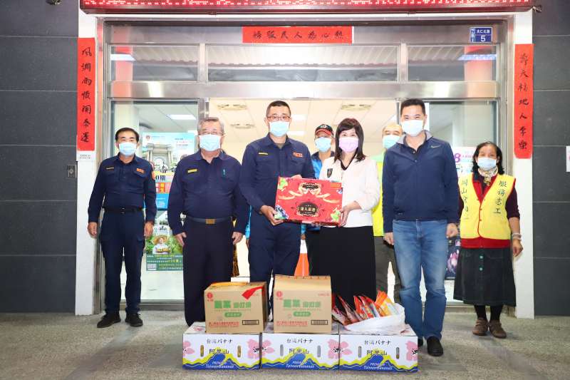 副議長陸淑美於日前晚間前往高雄市警察局永安、彌陀、梓官、橋頭、燕巢等分駐所和壽天、嘉興、前峰派出所及岡山分局，致贈慰勞金，慰勉辛勞執勤的員警，以及各協勤人員。(圖/高雄市議會提供)