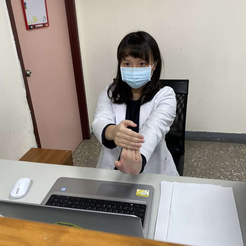 八里療養院職能治療師葉佳姍示範可以利用辦公室空間做的「收心操」。圖4。(八里療養院職能治療師葉佳姍提供) 八里療養院職能治療師葉佳姍示範可以利用辦公室空間做的「收心操」。圖4。(八里療養院職能治療師葉佳姍提供)
