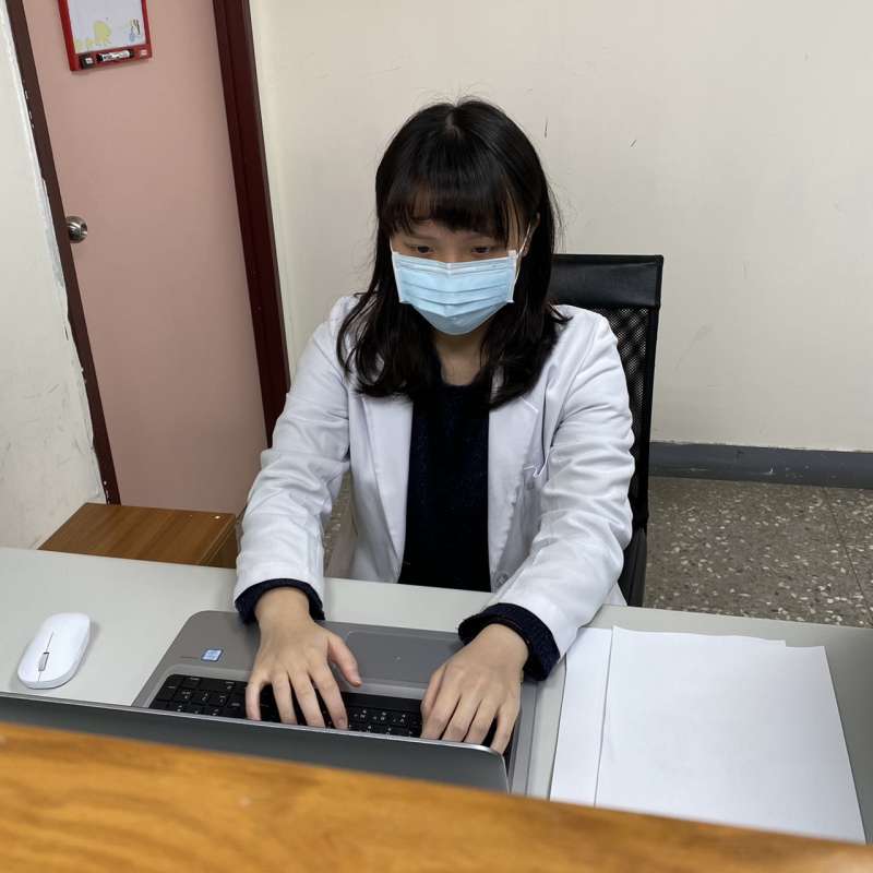 八里療養院職能治療師葉佳姍示範可以利用辦公室空間做的「收心操」。圖3。(八里療養院職能治療師葉佳姍提供) 八里療養院職能治療師葉佳姍示範可以利用辦公室空間做的「收心操」。圖3。(八里療養院職能治療師葉佳姍提供)