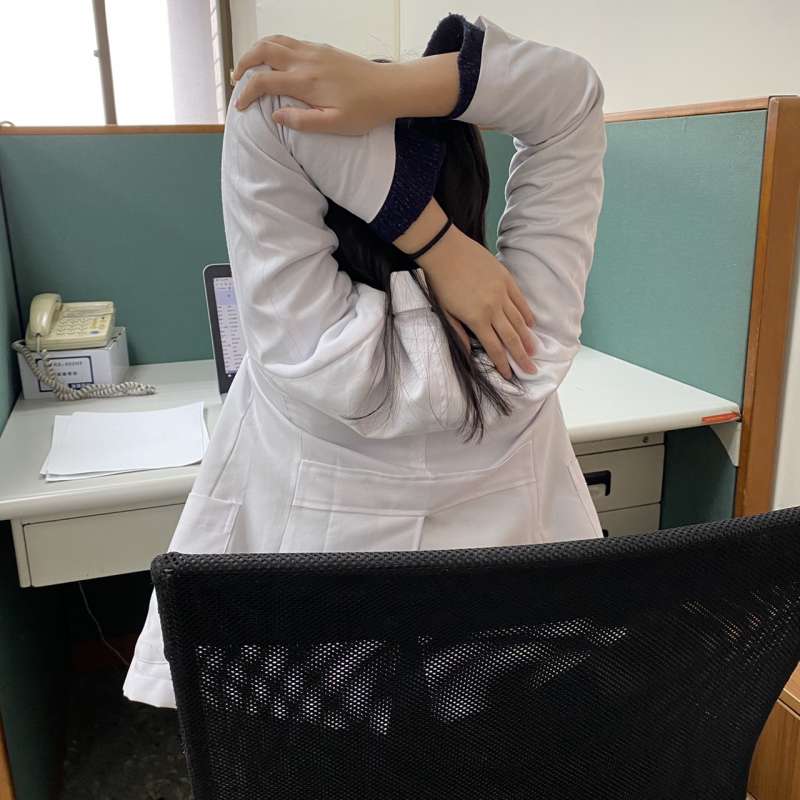 八里療養院職能治療師葉佳姍示範可以利用辦公室空間做的「收心操」。圖2。(八里療養院職能治療師葉佳姍提供) 八里療養院職能治療師葉佳姍示範可以利用辦公室空間做的「收心操」。圖2。(八里療養院職能治療師葉佳姍提供)