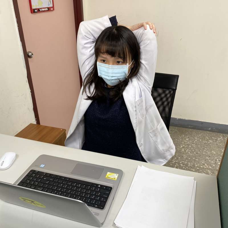 八里療養院職能治療師葉佳姍示範可以利用辦公室空間做的「收心操」。圖1。(八里療養院職能治療師葉佳姍提供) 八里療養院職能治療師葉佳姍示範可以利用辦公室空間做的「收心操」。圖1。(八里療養院職能治療師葉佳姍提供)