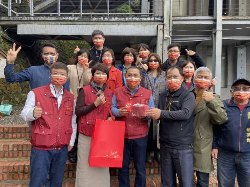 新北市長侯友宜與文化局長龔雅雯致贈防疫包給向黃金博物館工作人員。(圖/新北市文化局提供) 新北市長侯友宜與文化局長龔雅雯致贈防疫包給向黃金博物館工作人員。(圖/新北市文化局提供)