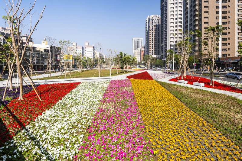 綠園道園區內也種植了上萬株繽紛交錯的花海,顯得生意盎然。(圖/高雄水利局提供) 綠園道園區內也種植了上萬株繽紛交錯的花海,顯得生意盎然。(圖/高雄水利局提供)