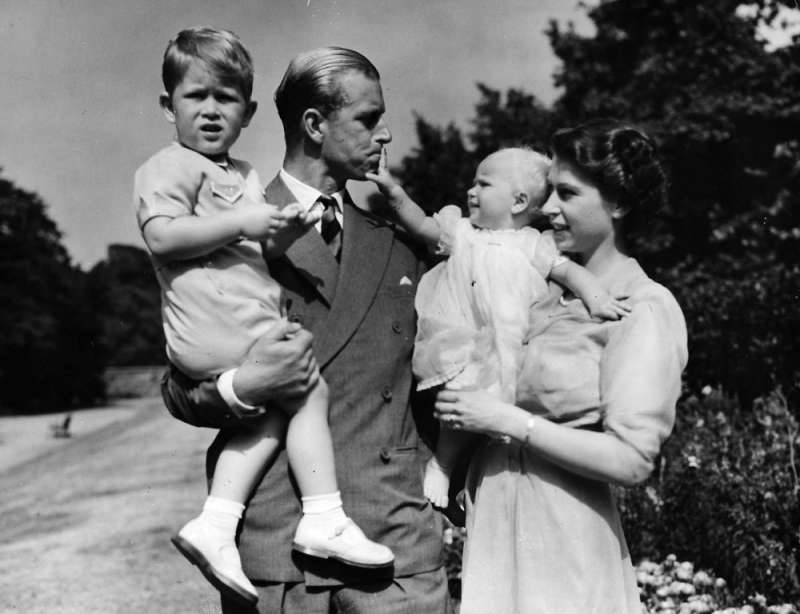 1951年,英國女王與丈夫菲利普親王帶著查爾斯王子與安妮公主亮相。(AP) 1951年,英國女王與丈夫菲利普親王帶著查爾斯王子與安妮公主亮相。(AP)
