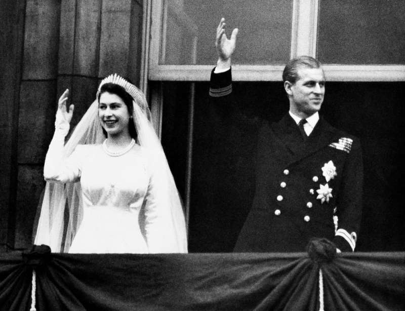 英國女王與菲利普親王1947年結婚照。（AP）