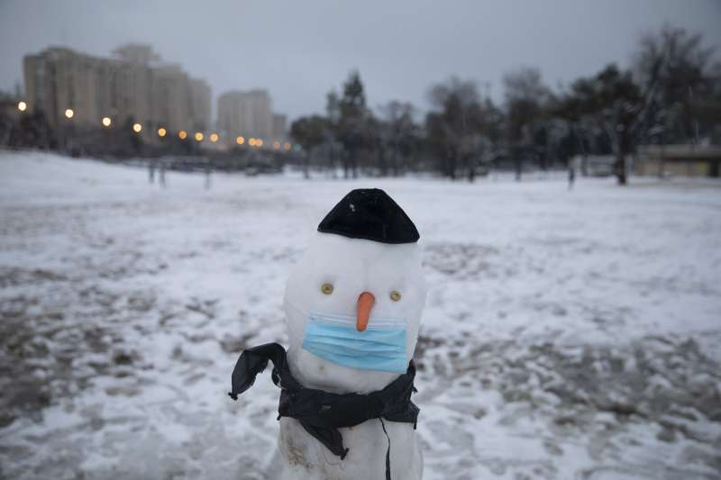 2021年2月，中東下起罕見大雪，導致交通、學校、甚至新冠疫苗施打計劃暫時延宕。圖為耶路撒冷的雪人帶上口罩。（AP）