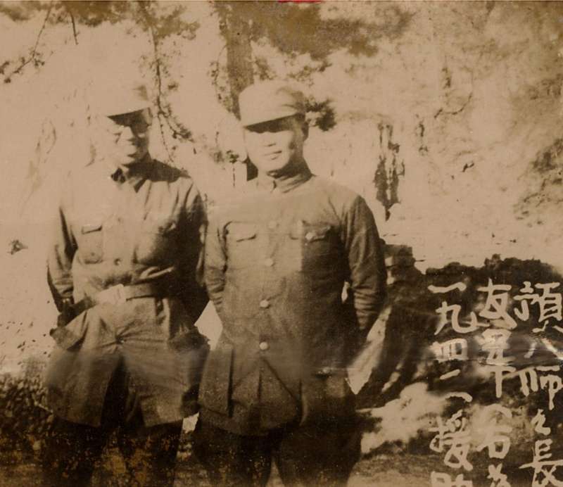 陳孝強在被日軍俘虜以前,曾經是胡宗南的手下愛將,而且還是少數幾位主張與共產黨合作抗日的黃埔系將領,圖為擔任預備第8師的他於太行山上與8路軍太南辦事處主任李新農合影,稱得上是許歷農與吳斯懷等兩岸黃埔軍人交流的大前輩。(許劍虹提供) 陳孝強在被日軍俘虜以前,曾經是胡宗南的手下愛將,而且還是少數幾位主張與共產黨合作抗日的黃埔系將領,圖為擔任預備第8師的他於太行山上與8路軍太南辦事處主任李新農合影,稱得上是許歷農與吳斯懷等兩岸黃埔軍人交流的大前輩。(許劍虹提供)
