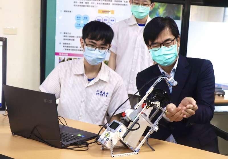 市長陳其邁與學生共同組裝酒精機器人,鼓勵學生玩出學習力,並邀請學生參與市政論壇勇於發聲對城市的建言。(圖/高雄市立三民高中提供) 市長陳其邁與學生共同組裝酒精機器人,鼓勵學生玩出學習力,並邀請學生參與市政論壇勇於發聲對城市的建言。(圖/高雄市立三民高中提供)
