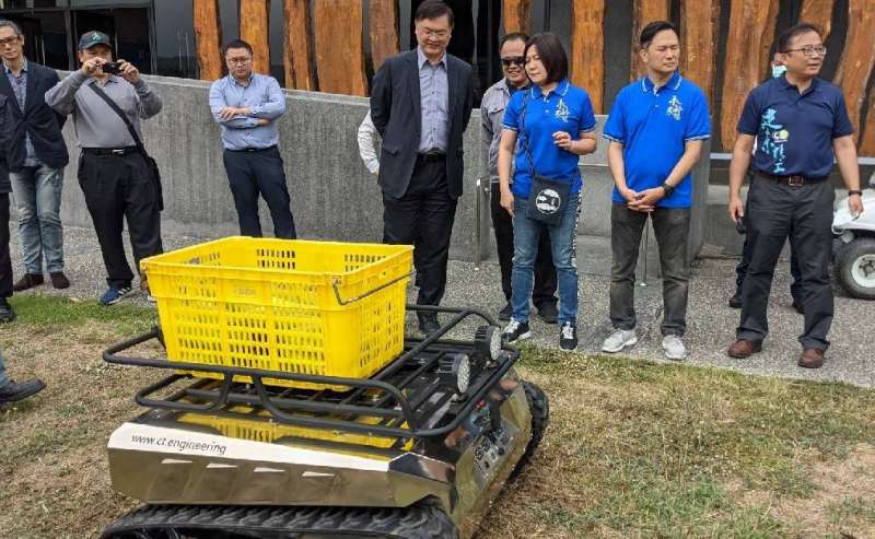 高雄市羅達生副市長前往現場瞭解永齡農場智慧農業運作情形。(圖/高雄農業局提供) 高雄市羅達生副市長前往現場瞭解永齡農場智慧農業運作情形。(圖/高雄農業局提供)