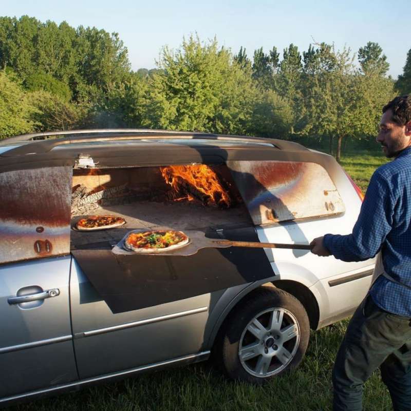 改造成Pizza窯的廢棄車(圖/Benedetto Bufalino) 改造成Pizza窯的廢棄車(圖/Benedetto Bufalino)