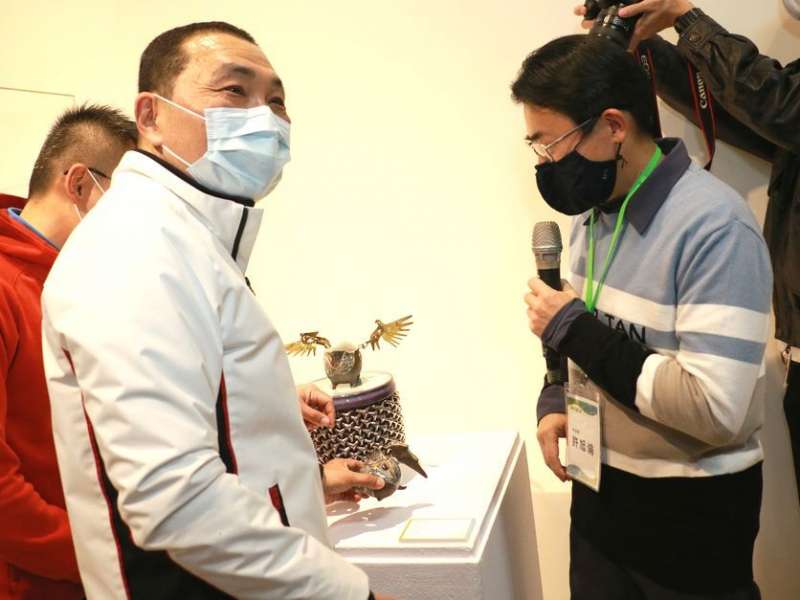 許旭倫為市長侯友宜介紹「守護者」茶具特色。(圖/李梅瑛) 許旭倫為市長侯友宜介紹「守護者」茶具特色。(圖/李梅瑛)