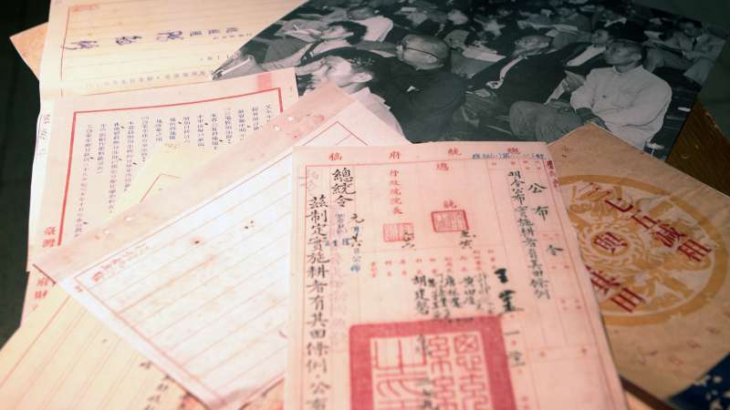 2019年秋,政大研究室,戰後國府遷台,隨即用這些土地改革的條例與文宣,全面治理臺灣農村,穩定其政權。(圖/公視提供) 2019年秋,政大研究室,戰後國府遷台,隨即用這些土地改革的條例與文宣,全面治理臺灣農村,穩定其政權。(圖/公視提供)
