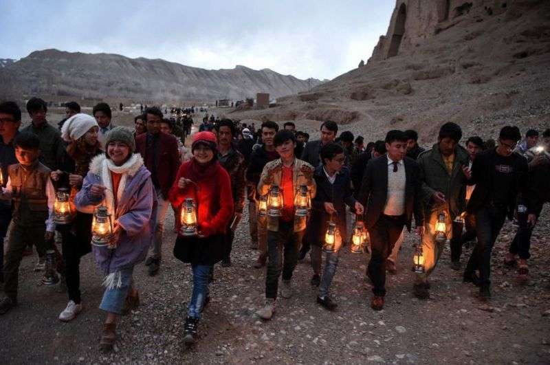 當地人和社會活動人士組成了一個燈籠遊行隊,前往佛像曾經矗立的地方。(BBC News中文) 當地人和社會活動人士組成了一個燈籠遊行隊,前往佛像曾經矗立的地方。(BBC News中文)