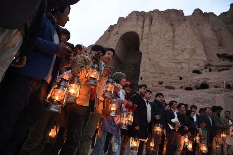 數百人聚集在懸崖邊,旁邊為古老洞穴。(BBC News中文) 數百人聚集在懸崖邊,旁邊為古老洞穴。(BBC News中文)