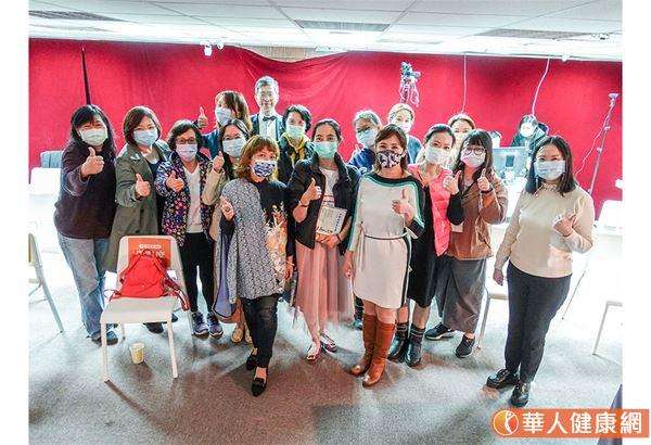 美女中醫師彭溫雅現場精彩講座,分享一夜好眠的秘訣,並親自示範必按7大助眠穴位、睡覺前必做安神伸展運動,以及推荐飲用助眠茶飲。(圖/華人健康網提供) 美女中醫師彭溫雅現場精彩講座,分享一夜好眠的秘訣,並親自示範必按7大助眠穴位、睡覺前必做安神伸展運動,以及推荐飲用助眠茶飲。(圖/華人健康網提供)
