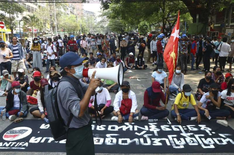 缅甸示威、缅甸抗议、缅甸政变。 3月27日，缅甸军事镇压之下，仍和平示威的群众。 （美联社）