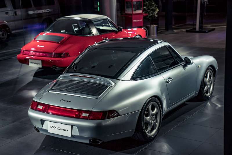 圖8歷代911車系：（左）964與（右）996世代的911車系。（圖／Porsche提供）