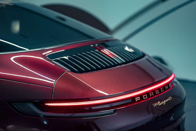 圖4保時捷仍堅持結合敞篷車款的開蓬駕馭樂趣與Coupé車型的舒適安全性兩種概念，打造獨一無二的911 Targa。（圖／Porsche提供）