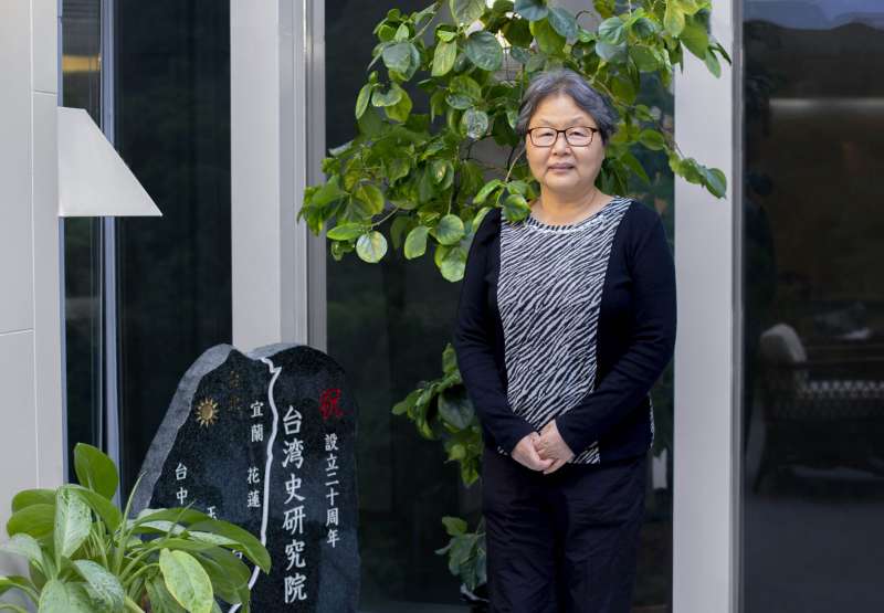 儘管史料難尋,但追溯那些被忽略、遺忘的歷史,說出臺灣人的故事,是鍾淑敏一路投入歷史研究的關懷。她也正著手研究二戰期間成為戰俘、戰犯的臺灣人,期望能填補更多臺灣史的空白。(圖/研之有物提供) 儘管史料難尋,但追溯那些被忽略、遺忘的歷史,說出臺灣人的故事,是鍾淑敏一路投入歷史研究的關懷。她也正著手研究二戰期間成為戰俘、戰犯的臺灣人,期望能填補更多臺灣史的空白。(圖/研之有物提供)