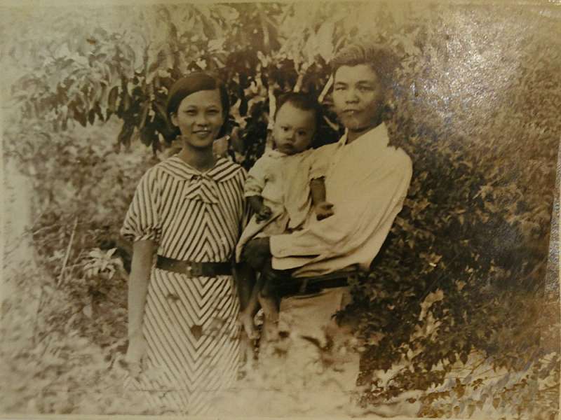 前台大電機系教授邱雲磊(圖中幼童),幼時與在新加坡經營鐵礦公司的父母,一併被送入印度集中營。他回憶原本南洋住家多是馬來人、印度人,一直到進入集中營後,他才開始學日語。 (圖/研之有物提供) 前台大電機系教授邱雲磊(圖中幼童),幼時與在新加坡經營鐵礦公司的父母,一併被送入印度集中營。他回憶原本南洋住家多是馬來人、印度人,一直到進入集中營後,他才開始學日語。 (圖/研之有物提供)