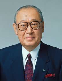 1961年接任總裁的佐治敬三(Keizo Saji),就是當年鳥井信次郎為感謝名古屋富商佐治儀助,過繼給對方的次子(圖片來源:三得利官網) 1961年接任總裁的佐治敬三(Keizo Saji),就是當年鳥井信次郎為感謝名古屋富商佐治儀助,過繼給對方的次子(圖片來源:三得利官網)