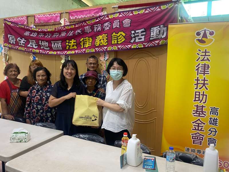 高雄市政府原民會法律扶助關懷列車,至偏遠部落舉辦法律義診。(圖/高雄原民會提供) 高雄市政府原民會法律扶助關懷列車,至偏遠部落舉辦法律義診。(圖/高雄原民會提供)
