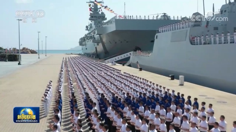 2021年4月23日在海南三亞軍港交接入列的094A型彈道飛彈核子潛艦長征18號、055型飛彈驅逐艦大連艦、075型兩棲攻擊艦海南艦。(翻攝央視) 2021年4月23日在海南三亞軍港交接入列的094A型彈道飛彈核子潛艦長征18號、055型飛彈驅逐艦大連艦、075型兩棲攻擊艦海南艦。(翻攝央視)