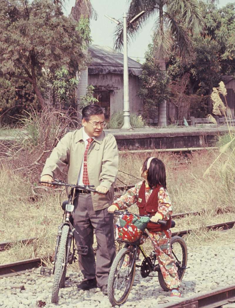 張隆盛推動東豐自行車道與小朋友聊天（攝影／郭瓊瑩）