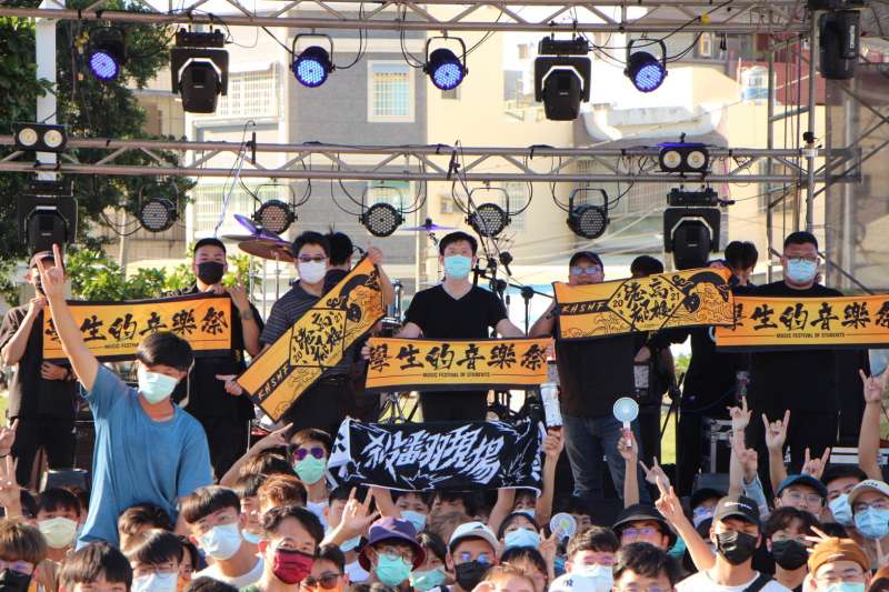 青年局副局長顏己喨(中)與音樂祭現場學生同樂。(圖/徐炳文攝) 青年局副局長顏己喨(中)與音樂祭現場學生同樂。(圖/徐炳文攝)