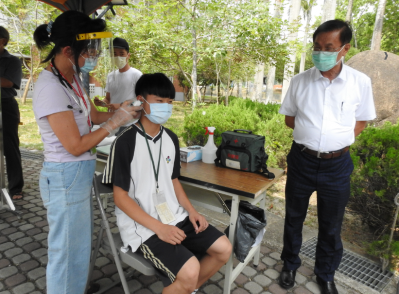 南投縣長林明溱巡視國中會考考場各考場,要求學校全員戒備防杜疫情擴散。(圖/南投縣政府提供) 南投縣長林明溱巡視國中會考考場各考場,要求學校全員戒備防杜疫情擴散。(圖/南投縣政府提供)
