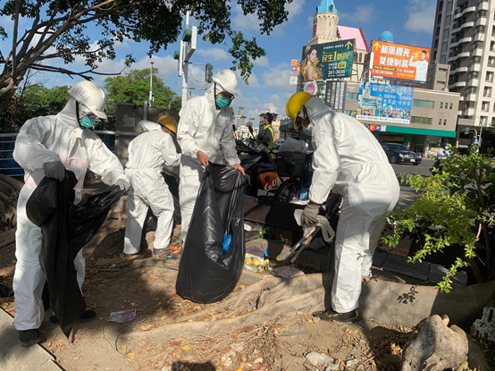 街友佔地髒亂影響市容,社會局跨局處聯合會勘立即處理。(圖/徐炳文攝) 街友佔地髒亂影響市容,社會局跨局處聯合會勘立即處理。(圖/徐炳文攝)
