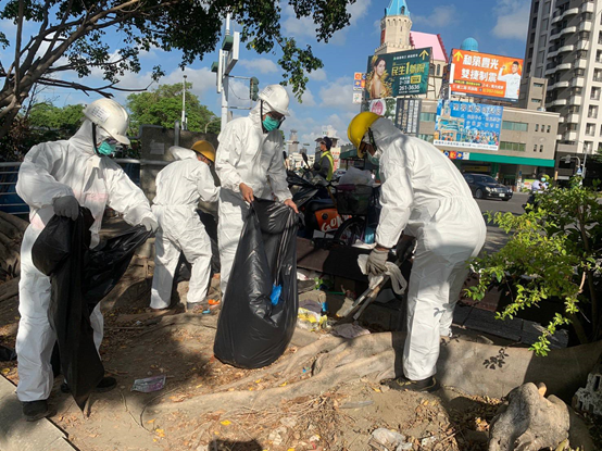 街友佔地髒亂影響市容，社會局跨局處聯合會勘立即處理。(圖／徐炳文攝)