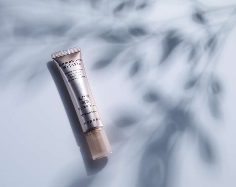 朵茉麗蔻光對策美肌修護霜(SPF50+ PA++++)讓你不分室內外做好防曬,不讓光老化偷襲。 朵茉麗蔻光對策美肌修護霜(SPF50+ PA++++)讓你不分室內外做好防曬,不讓光老化偷襲。