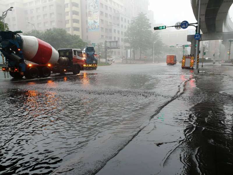 台北市4日豪雨造成街道積水嚴重。（台北市政府提供）