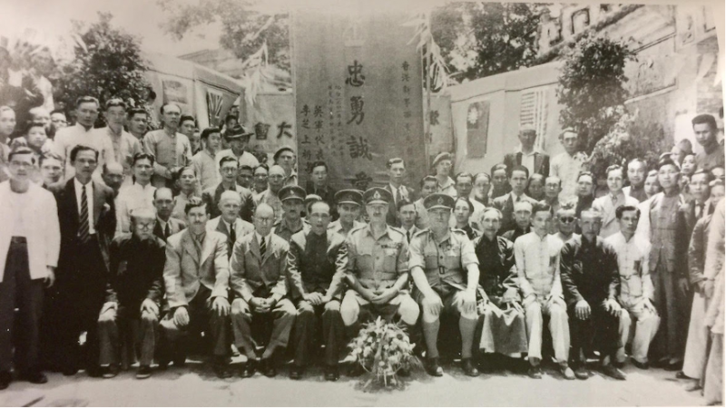 圖為抗戰勝利後,造訪新界西貢港九獨立大隊根據地的英軍上將李芝,感謝中共願意以大英國協軍的身分,協助英軍阻礙國軍收復香港。(許劍虹提供).png 圖為抗戰勝利後,造訪新界西貢港九獨立大隊根據地的英軍上將李芝,感謝中共願意以大英國協軍的身分,協助英軍阻礙國軍收復香港。(許劍虹提供).png