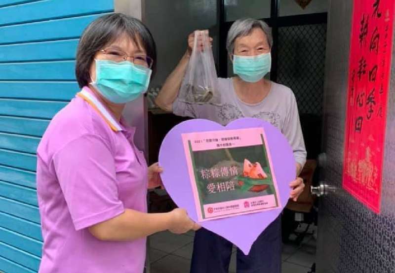 社會局和民間單位合作,捐贈發放愛心粽。(圖/高雄市社會局提供) 社會局和民間單位合作,捐贈發放愛心粽。(圖/高雄市社會局提供)