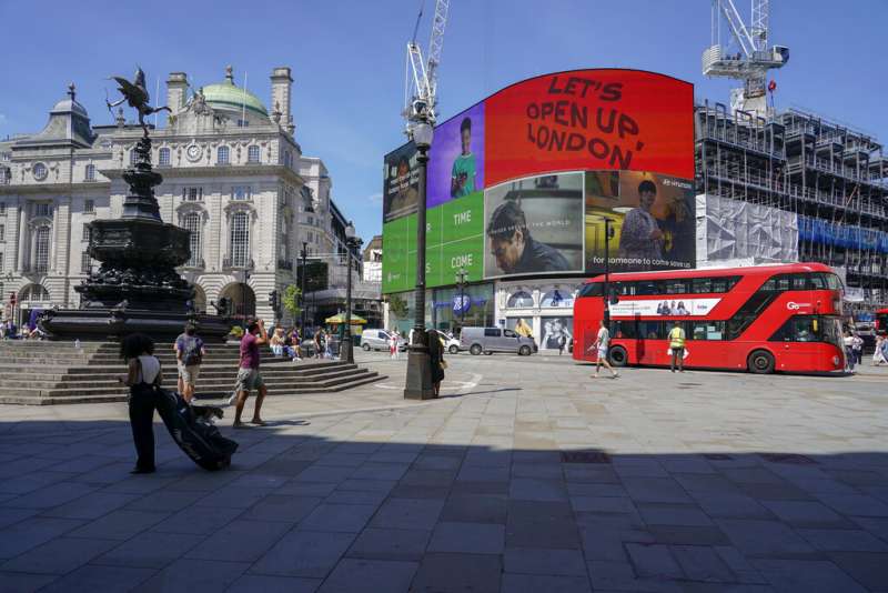 英國倫敦最有名的圓形廣場—皮卡迪利圓環（Piccadilly Circus），由於疫情關係顯得十分冷清。（美聯社）