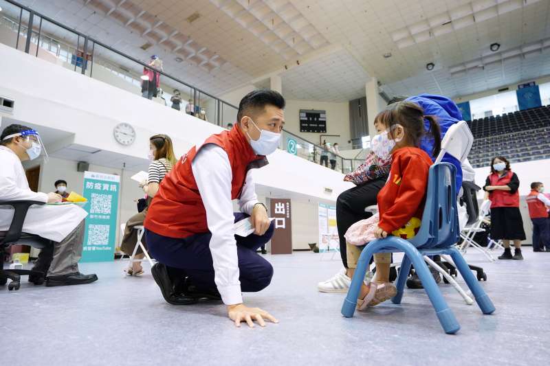 20210623-新竹市長林智堅23日到「新竹市立體育館疫苗施打站」關心孕婦接種疫苗。(新竹市政府提供) 20210623-新竹市長林智堅23日到「新竹市立體育館疫苗施打站」關心孕婦接種疫苗。(新竹市政府提供)