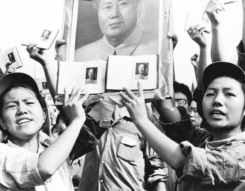 1969年,在北京街頭高舉毛語錄與毛澤東肖像的紅衛兵們。(美聯社) 1969年,在北京街頭高舉毛語錄與毛澤東肖像的紅衛兵們。(美聯社)